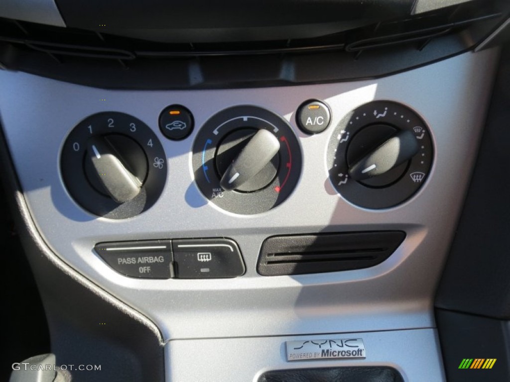 2013 Ford Focus SE Sedan Controls Photo #73030783