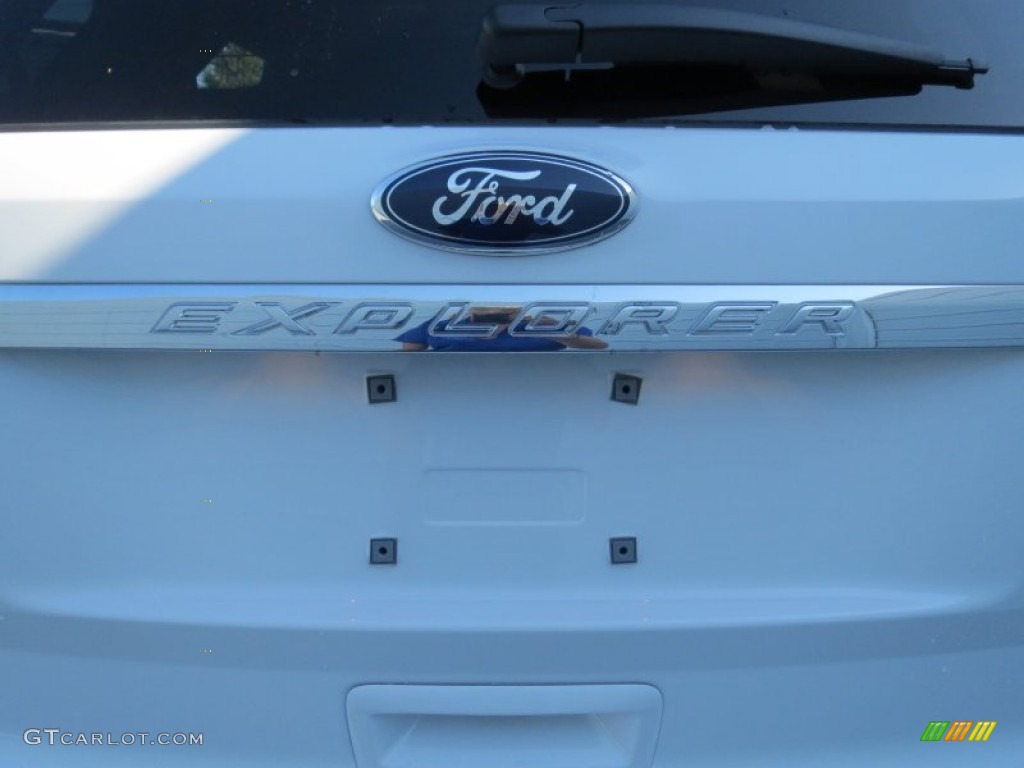 2013 Explorer FWD - Oxford White / Medium Light Stone photo #12