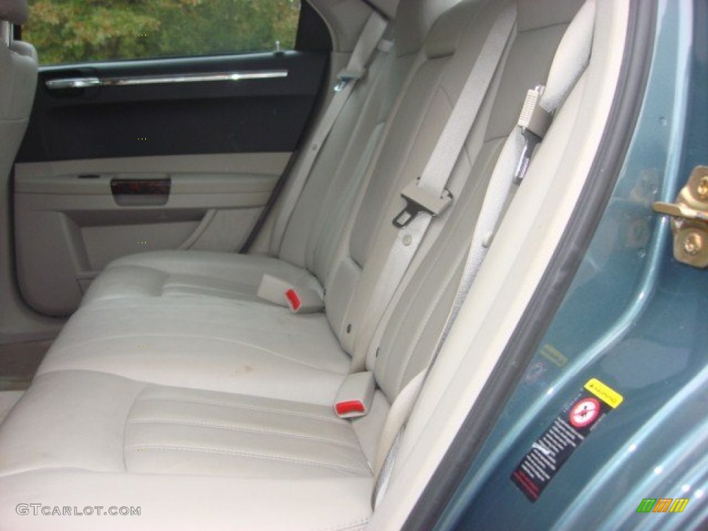 2005 Chrysler 300 C HEMI Rear Seat Photo #73033132