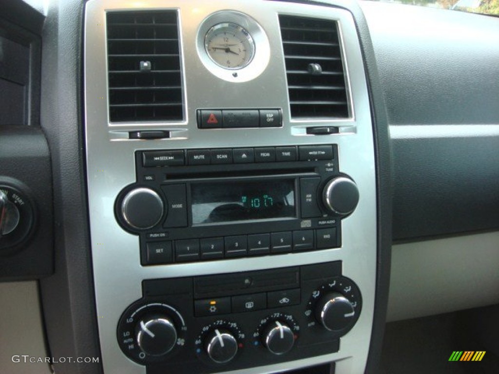 2005 Chrysler 300 C HEMI Controls Photo #73033204