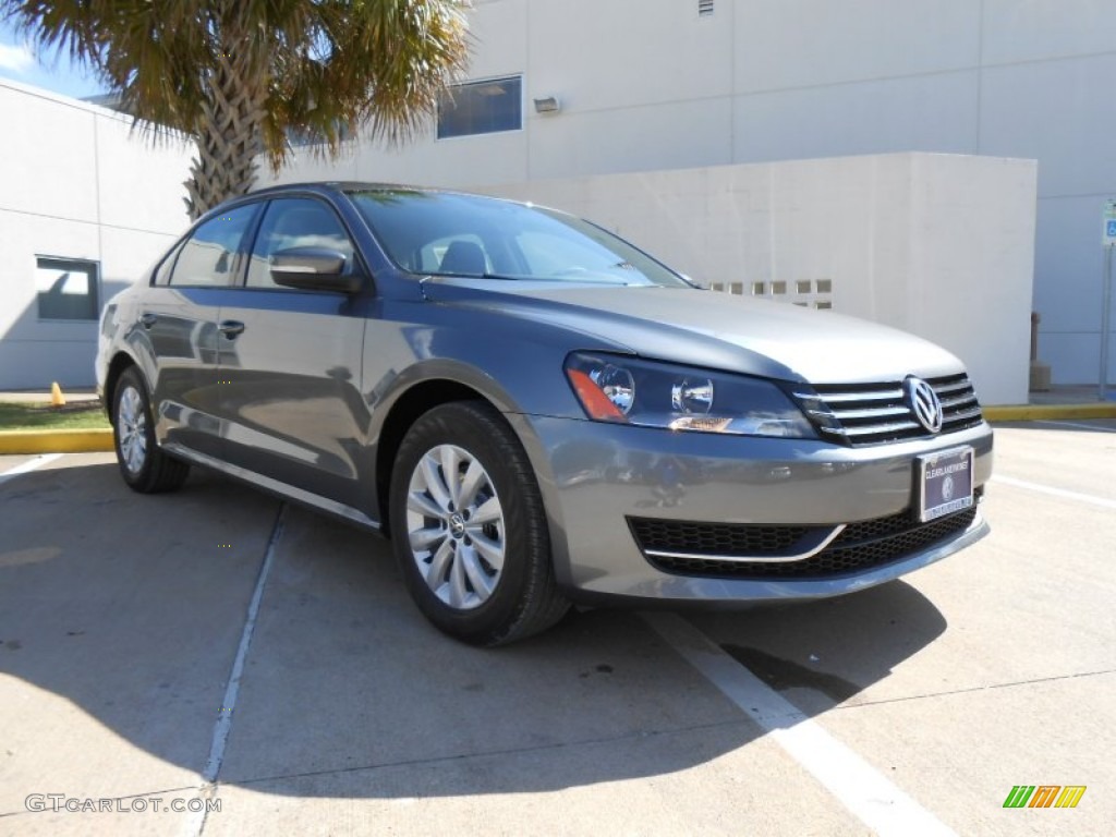 2013 Passat 2.5L S - Platinum Gray Metallic / Titan Black photo #1