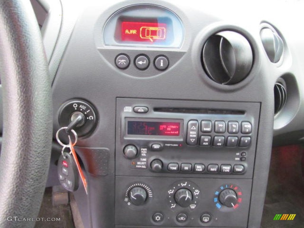 2005 Pontiac Grand Prix Sedan Controls Photo #73034879