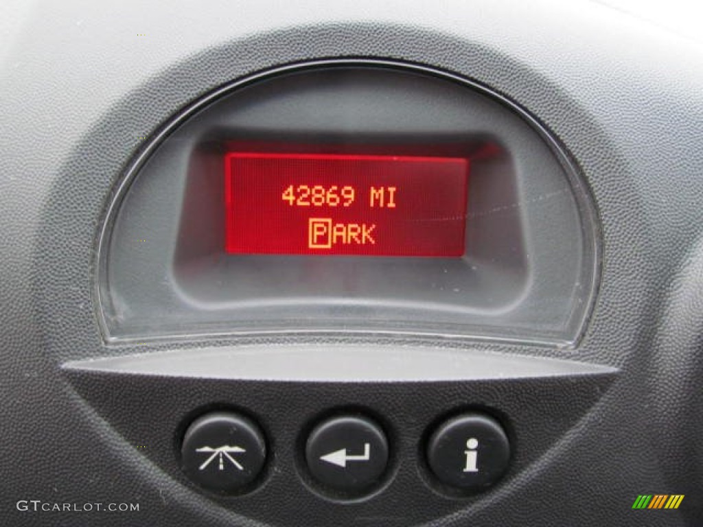 2005 Pontiac Grand Prix Sedan Controls Photo #73034944