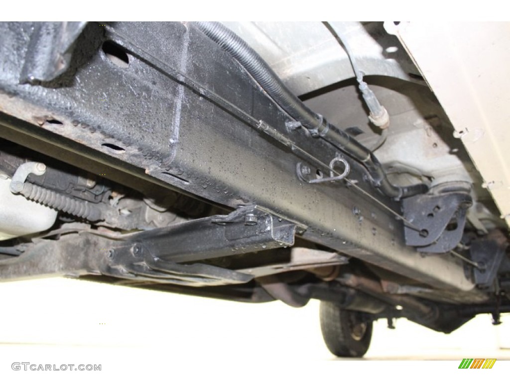 2005 GMC Sierra 2500HD SLT Crew Cab 4x4 Undercarriage Photo #73051270