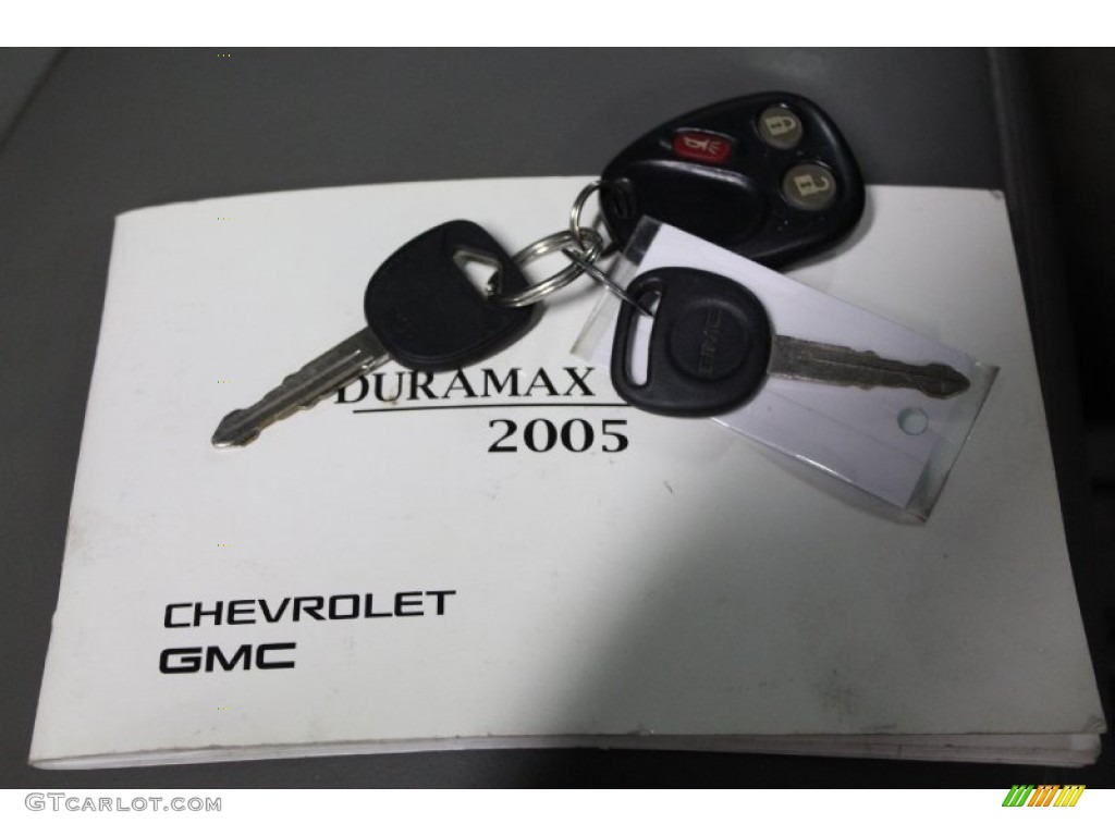 2005 GMC Sierra 2500HD SLT Crew Cab 4x4 Keys Photos