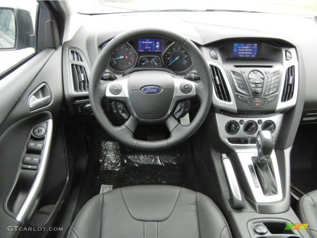 2013 Ford Focus SE Hatchback Charcoal Black Dashboard Photo #73055766