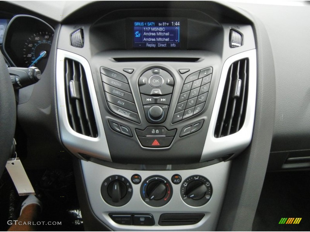 2013 Ford Focus SE Hatchback Controls Photo #73055814