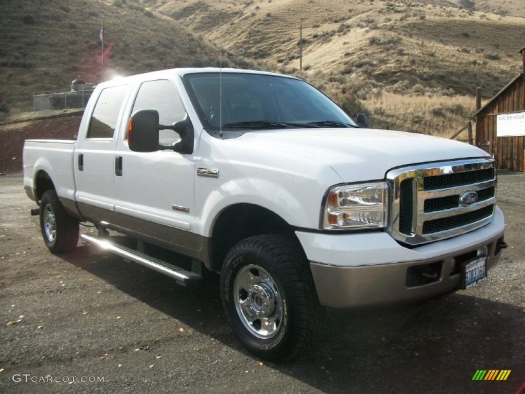 2005 F250 Super Duty XLT Crew Cab 4x4 - Oxford White / Tan photo #1