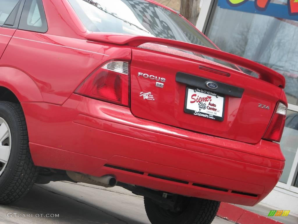 2006 Focus ZX4 SE Sedan - Infra-Red / Dark Flint/Light Flint photo #5