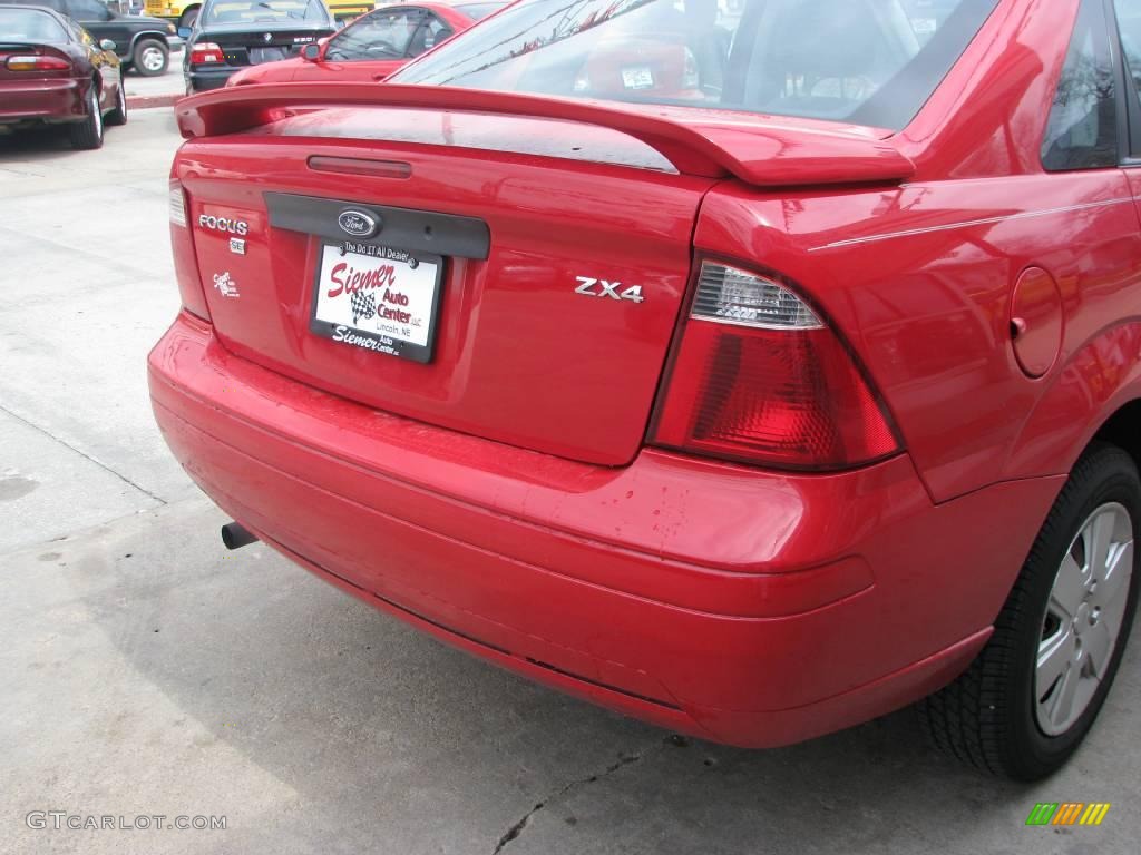 2006 Focus ZX4 SE Sedan - Infra-Red / Dark Flint/Light Flint photo #10