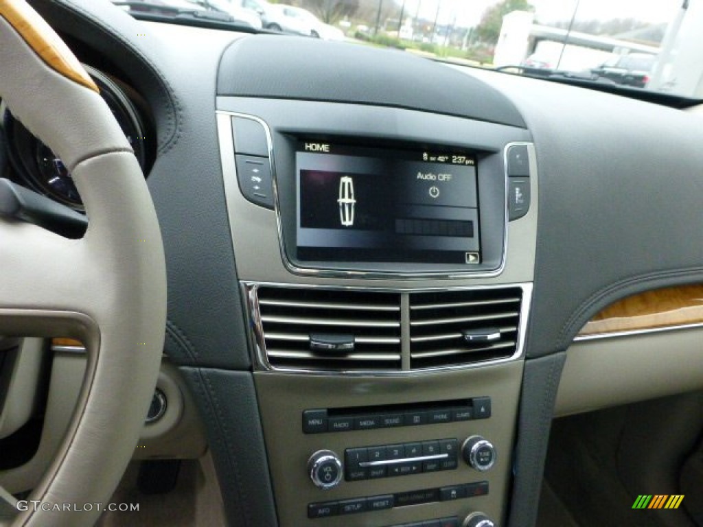 2010 Lincoln MKT AWD Controls Photo #73087080