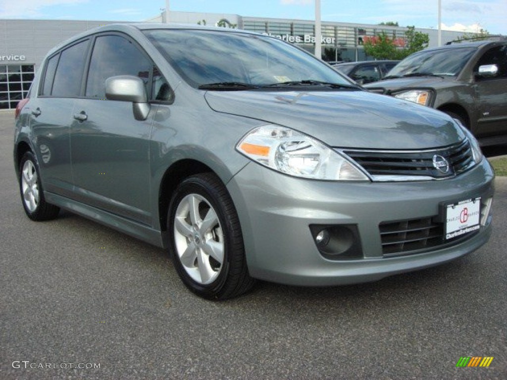 2010 Versa 1.8 SL Hatchback - Magnetic Gray Metallic / Charcoal photo #1