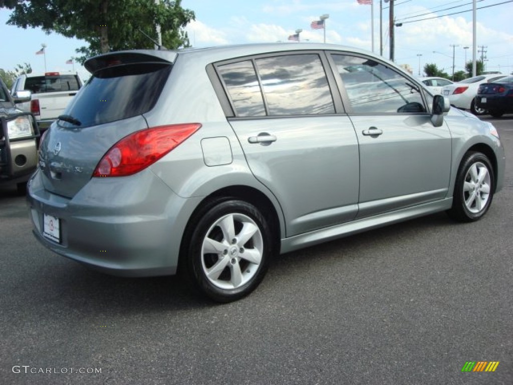 2010 Versa 1.8 SL Hatchback - Magnetic Gray Metallic / Charcoal photo #4