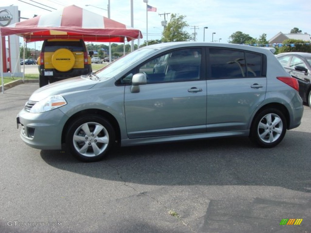 2010 Versa 1.8 SL Hatchback - Magnetic Gray Metallic / Charcoal photo #7