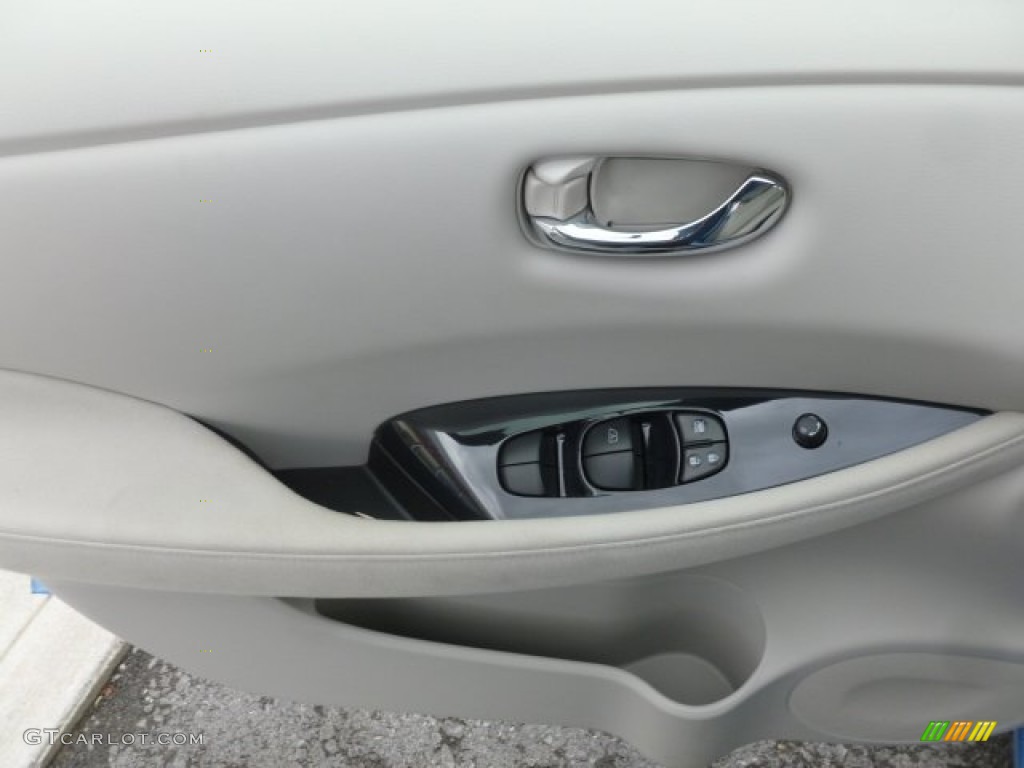 2012 Nissan LEAF SL Light Gray Door Panel Photo #73121910