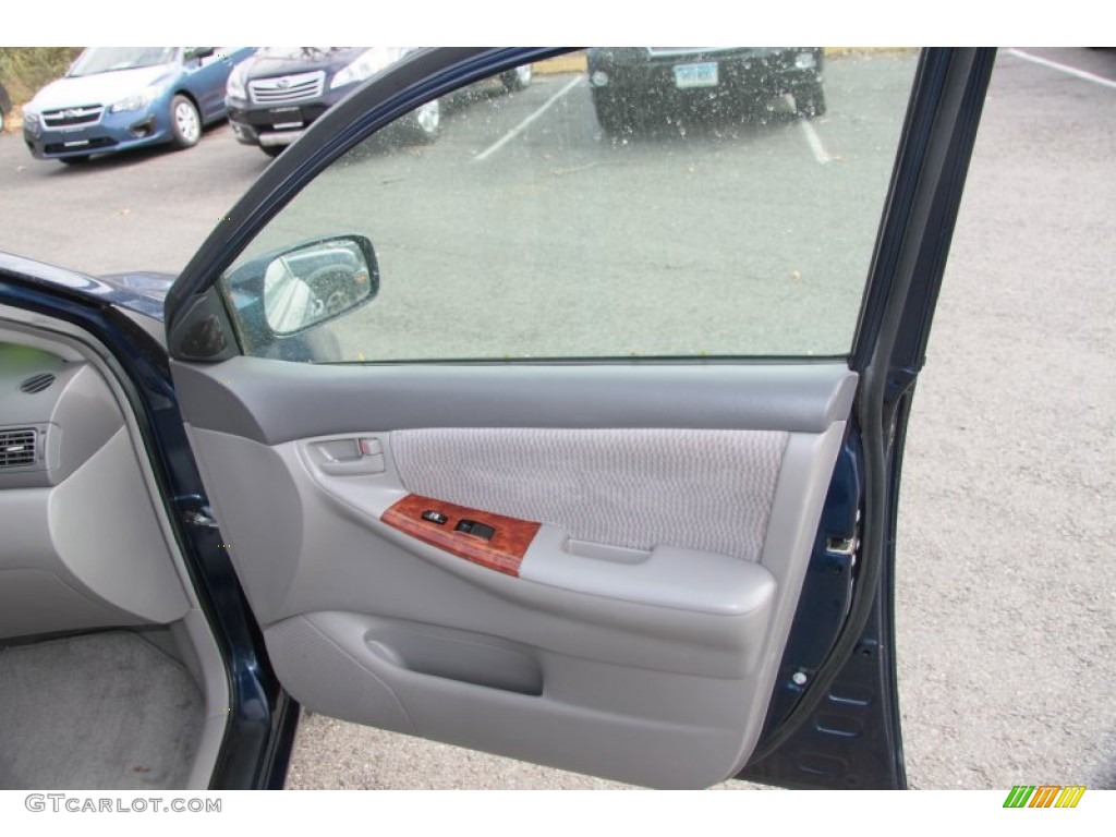2005 Toyota Corolla LE Light Gray Door Panel Photo #73140784