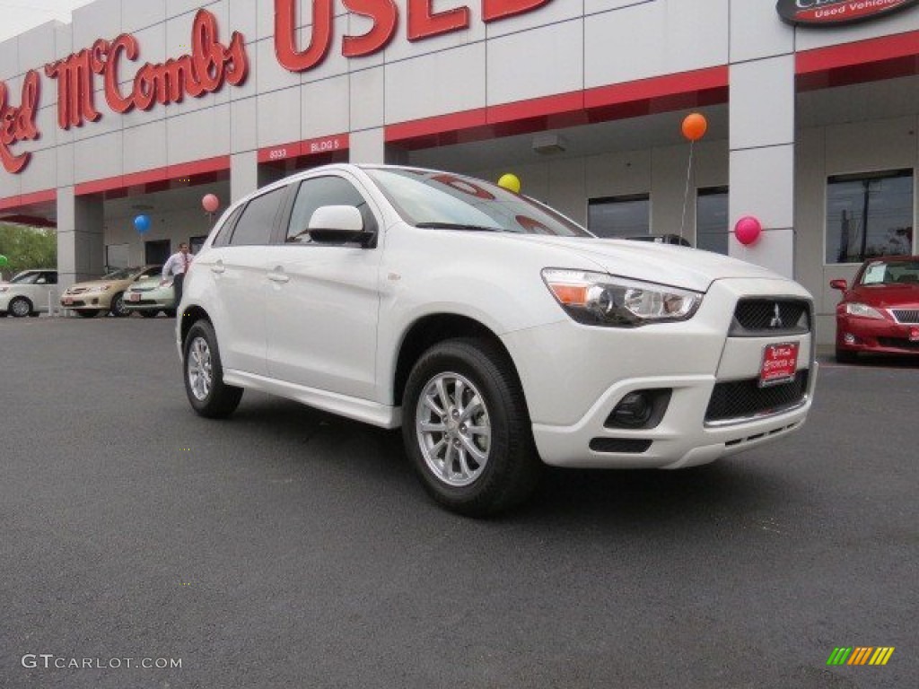 Diamond White Mitsubishi Outlander Sport