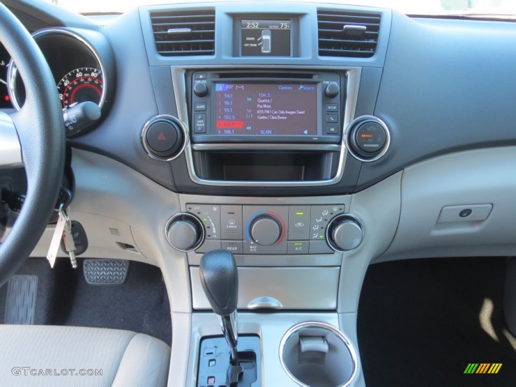 2013 Toyota Highlander V6 Ash Dashboard Photo #73191576