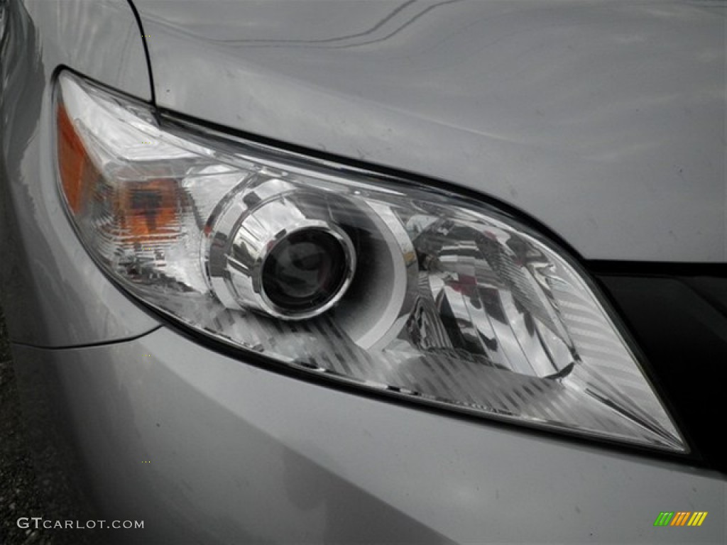 2011 Sienna V6 - Predawn Gray Mica / Light Gray photo #3