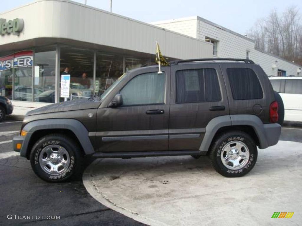 2005 Liberty Sport 4x4 - Dark Khaki Pearl / Khaki photo #1