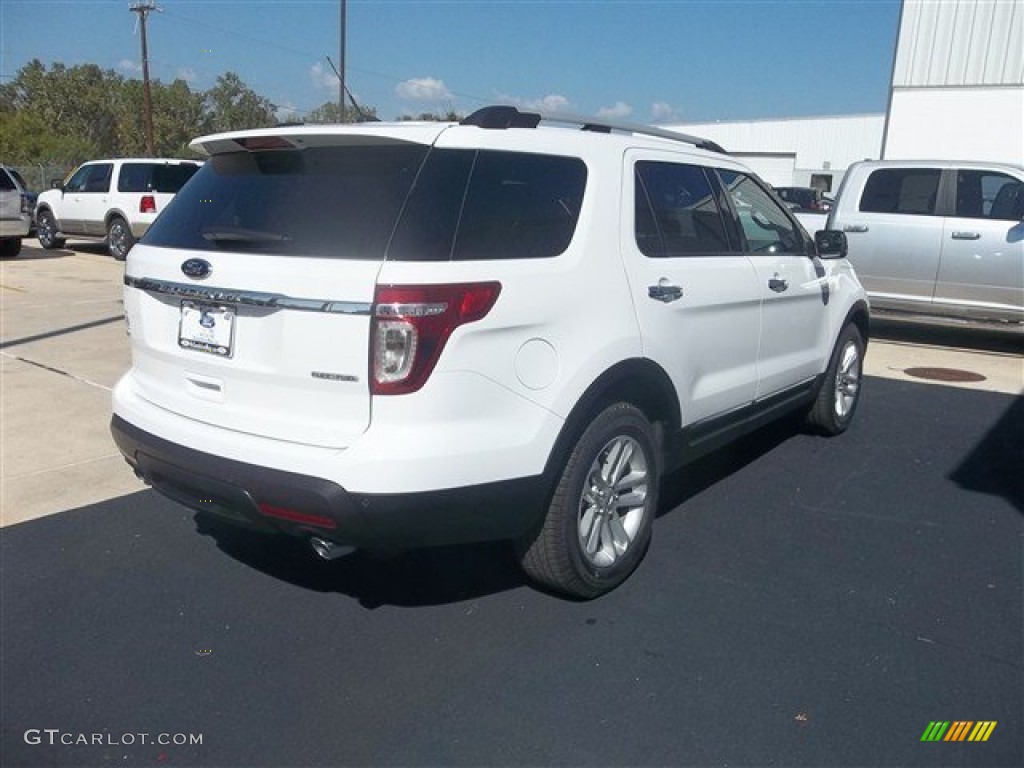 2013 Explorer XLT - Oxford White / Medium Light Stone photo #9