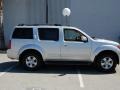 2005 Silver Lightning Metallic Nissan Pathfinder SE 4x4  photo #2