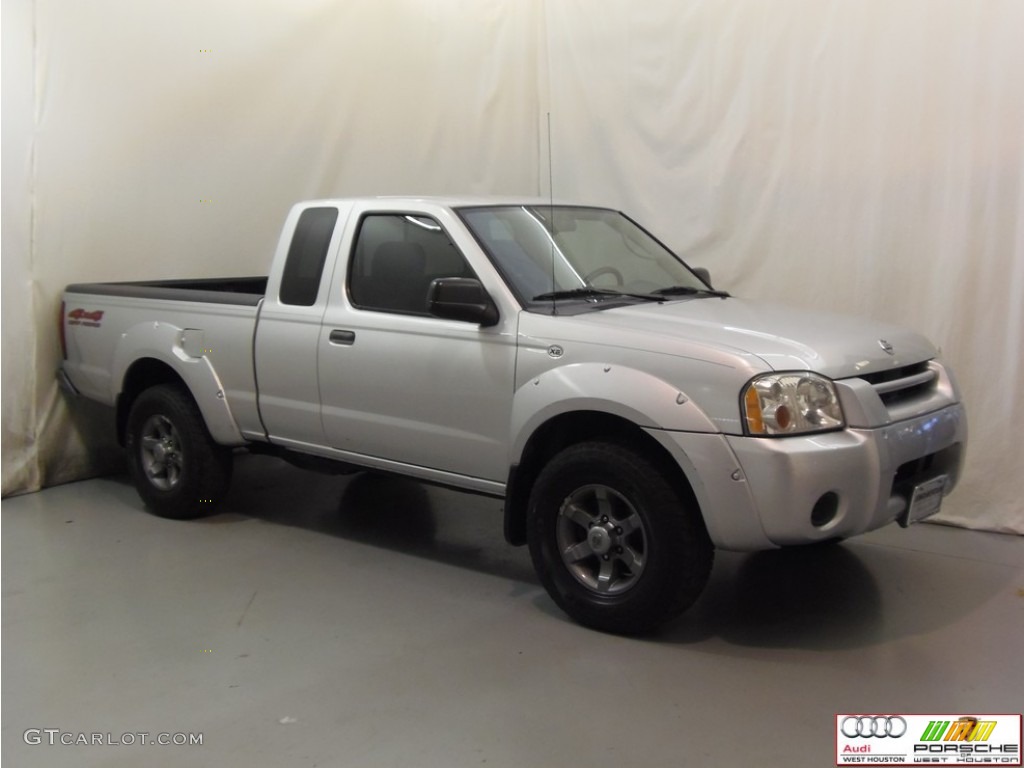2004 Frontier XE V6 King Cab 4x4 - Radiant Silver Metallic / Gray photo #3