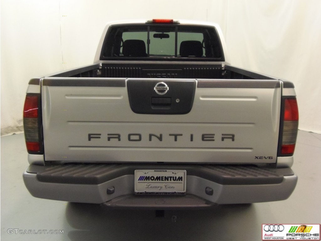 2004 Frontier XE V6 King Cab 4x4 - Radiant Silver Metallic / Gray photo #16