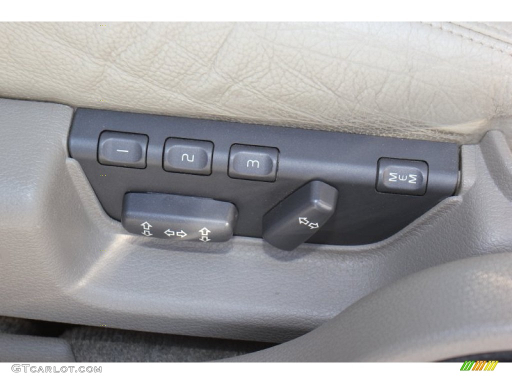 2001 Volvo V70 2.4 Controls Photo #73287071