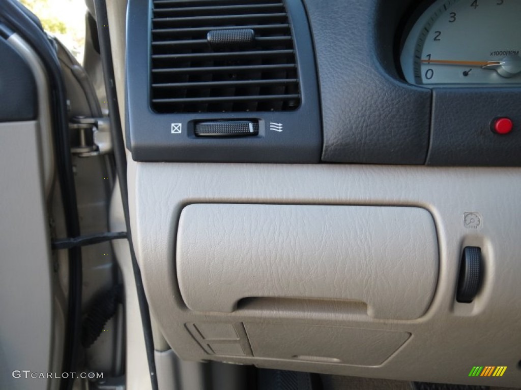 2002 Camry SE - Desert Sand Mica / Taupe photo #40