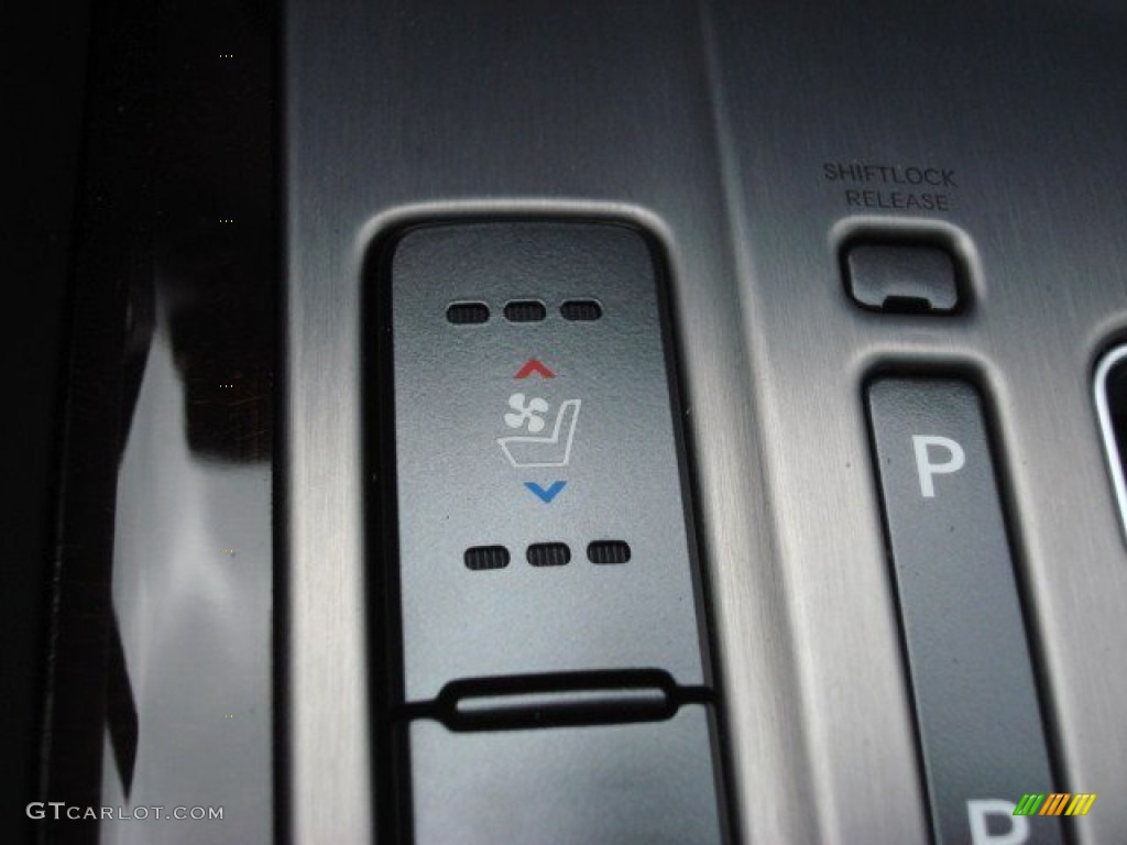2012 Hyundai Equus Signature Controls Photo #73303683