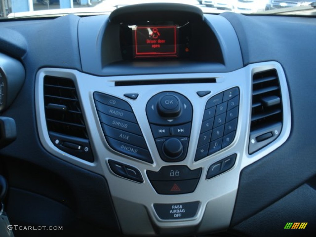 2013 Fiesta SE Sedan - Blue Candy / Charcoal Black photo #16