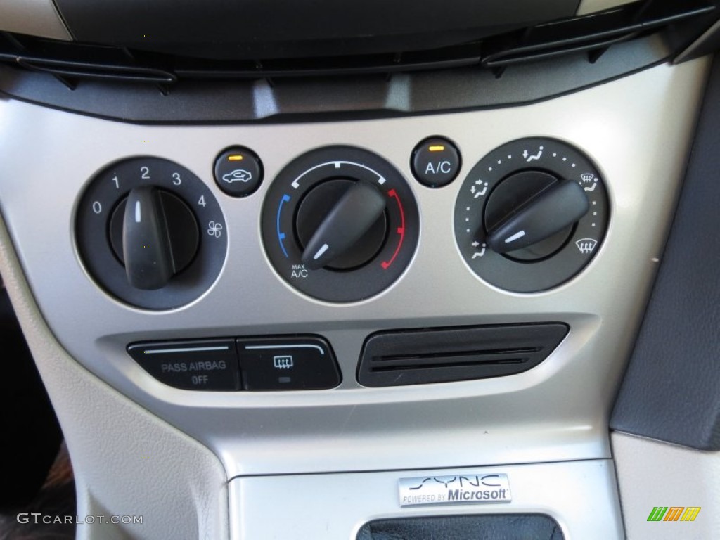 2013 Focus SE Hatchback - Ruby Red / Medium Light Stone photo #25