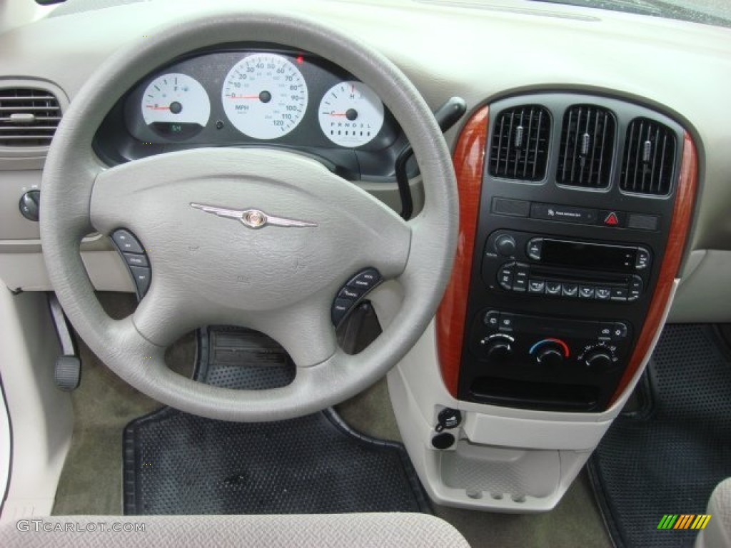 2006 Chrysler Town & Country Standard Town & Country Model Dashboard Photos