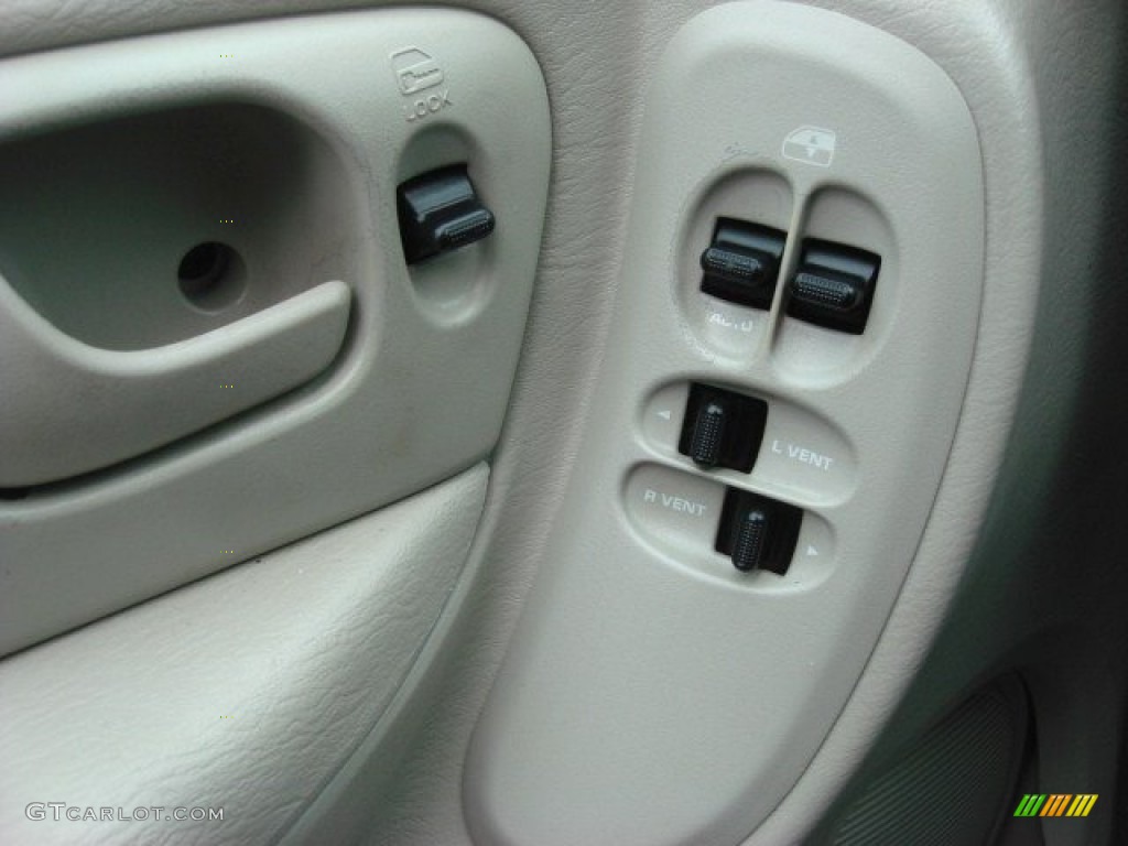 2006 Chrysler Town & Country Standard Town & Country Model Controls Photo #73312254