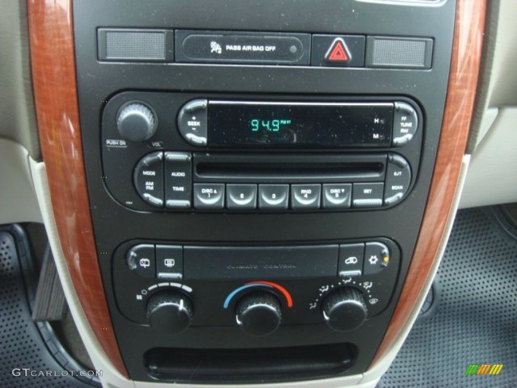 2006 Chrysler Town & Country Standard Town & Country Model Controls Photo #73312272
