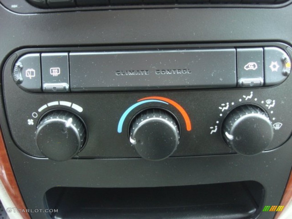 2006 Chrysler Town & Country Standard Town & Country Model Controls Photo #73312287