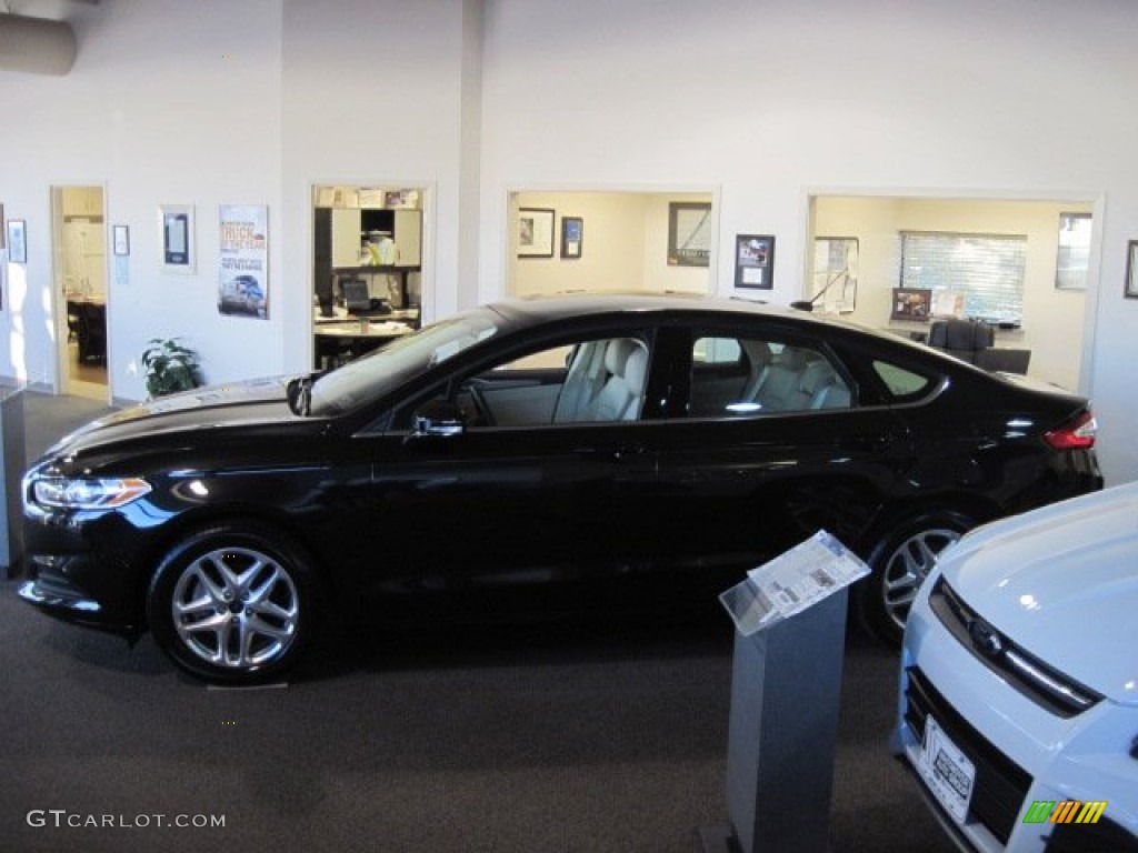 2013 Fusion SE - Tuxedo Black Metallic / Dune photo #3