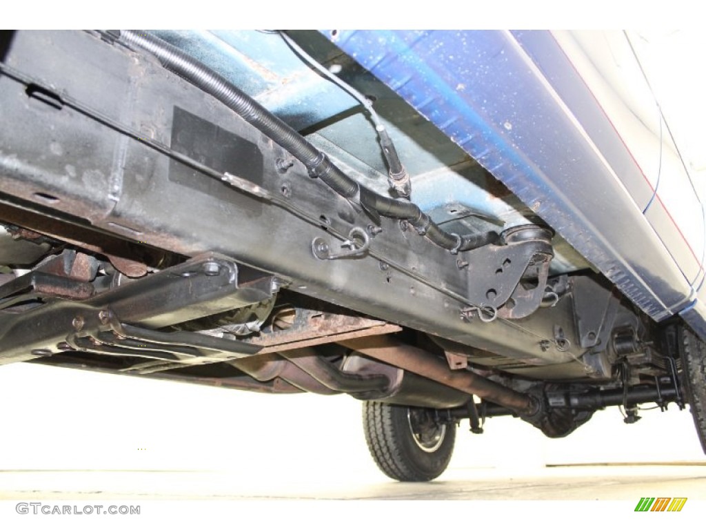2004 GMC Sierra 2500HD SLE Extended Cab 4x4 Undercarriage Photo #73315059