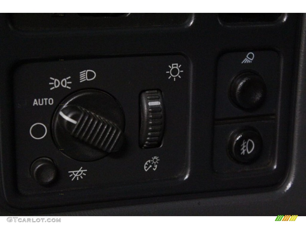 2004 GMC Sierra 2500HD SLE Extended Cab 4x4 Controls Photo #73315947