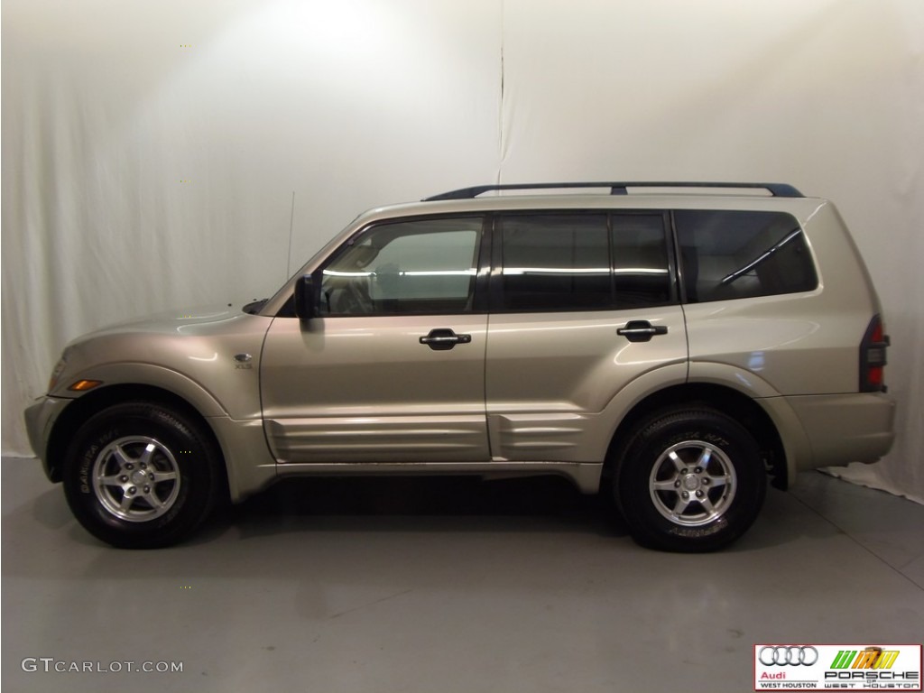 2002 Montero XLS 4x4 - Sudan Beige Metallic / Tan photo #4