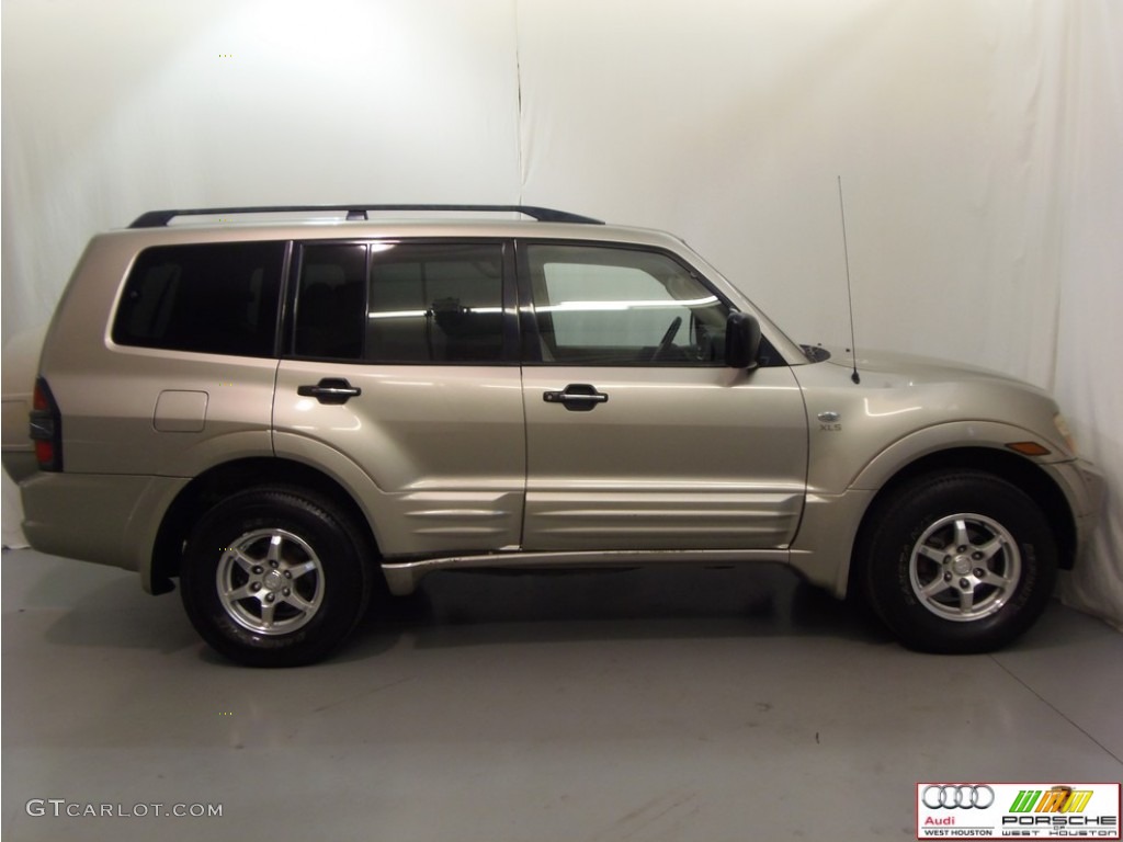 2002 Montero XLS 4x4 - Sudan Beige Metallic / Tan photo #5