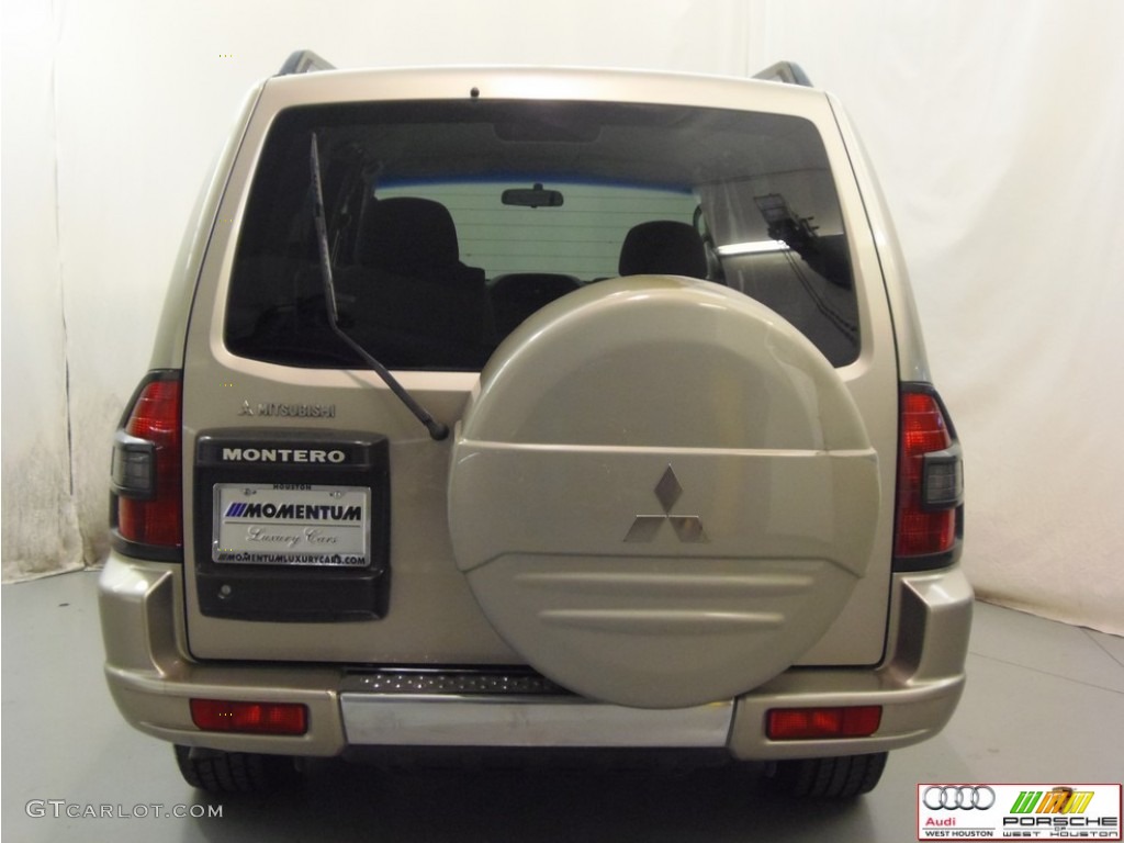 2002 Montero XLS 4x4 - Sudan Beige Metallic / Tan photo #18