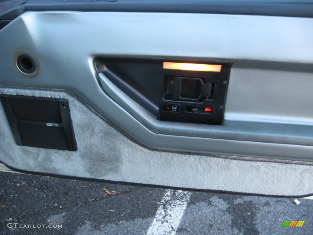 1984 Chevrolet Corvette Coupe Medium Gray Door Panel Photo #73370765