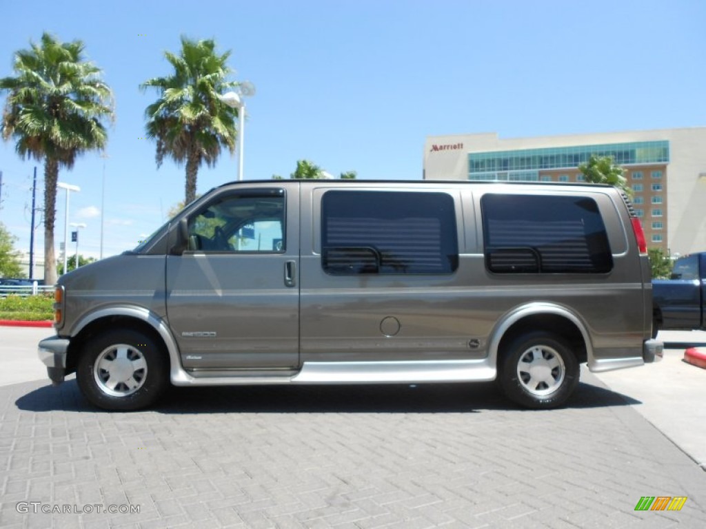 Light Autumnwood Metallic 2002 GMC Savana Van G1500 Passenger Conversion Exterior Photo #73375897