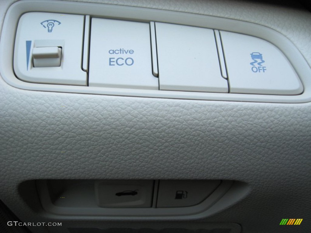 2013 Hyundai Azera Standard Azera Model Controls Photo #73376123