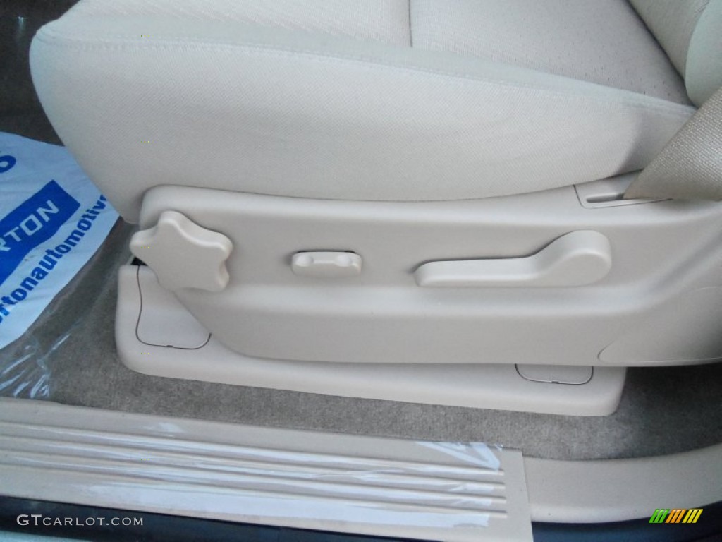 2013 Suburban LS 4x4 - Champagne Silver Metallic / Light Cashmere/Dark Cashmere photo #19