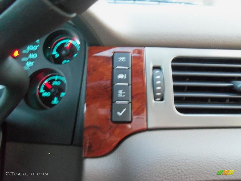 2013 Suburban LS 4x4 - Champagne Silver Metallic / Light Cashmere/Dark Cashmere photo #29