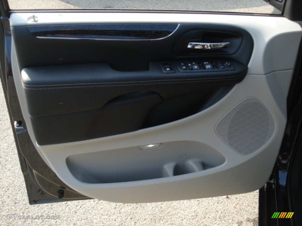 2013 Chrysler Town & Country Touring Door Panel Photos