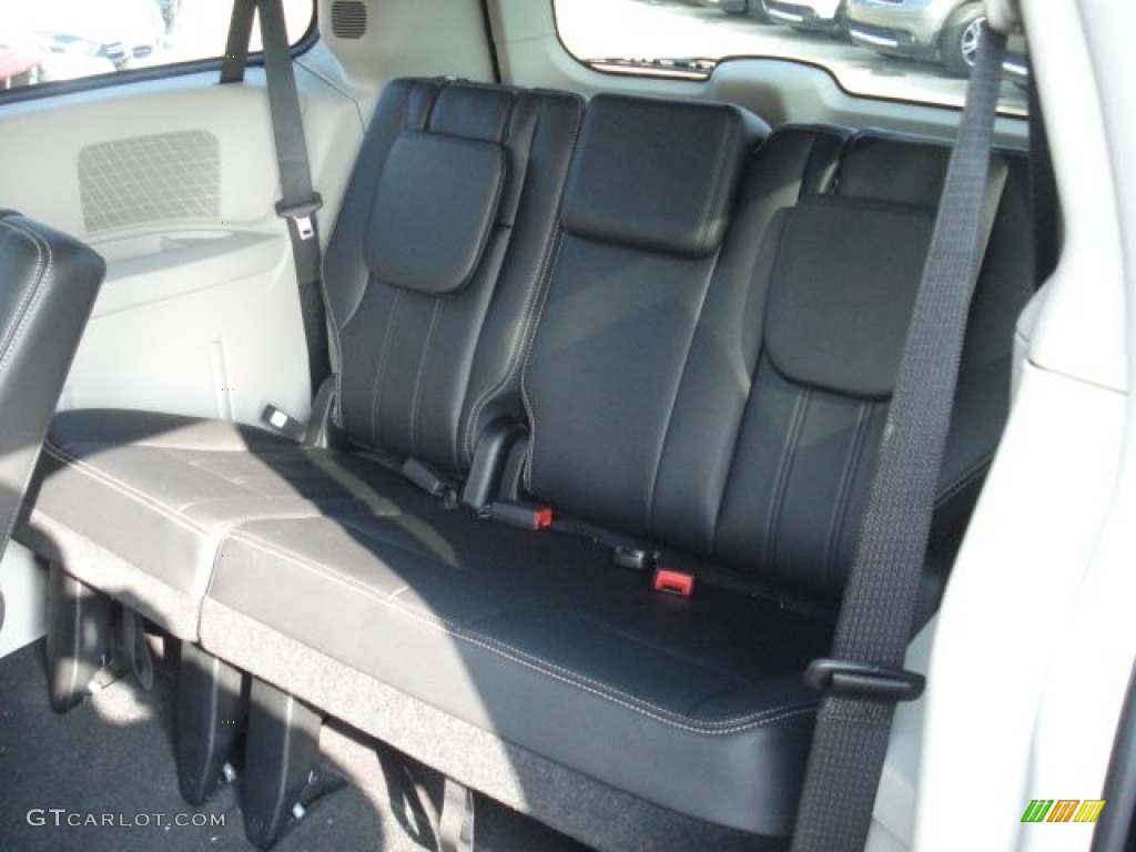 2013 Chrysler Town & Country Touring Rear Seat Photo #73383236